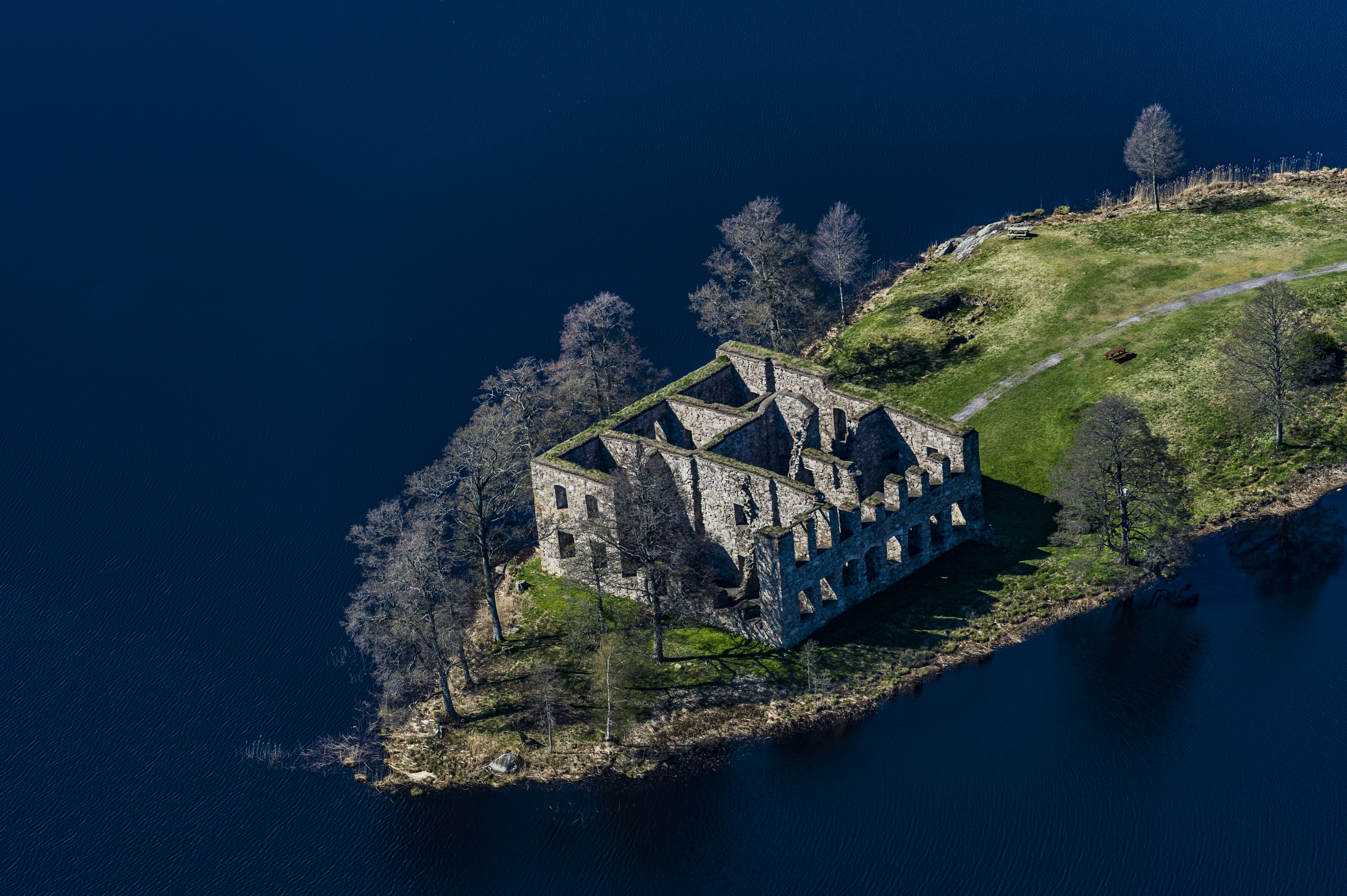 Eksjöhovgårds slottsruin on the island in Eksjöhovgårdssjön